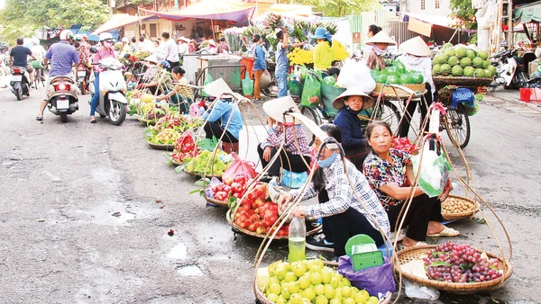 Hà Nội vẫn tồn tại nhiều chợ cóc, điểm kinh doanh tự phát. Ảnh: Khiếu Minh