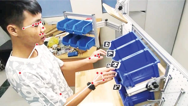 Hệ thống AI và các cảm biến IoT giúp tăng hiệu suất nhờ... thay đổi tư thế làm việc.