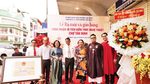 Lễ ra mắt và gắn bảng công nhận Di tích kiến trúc nghệ thuật chợ Tân Định.