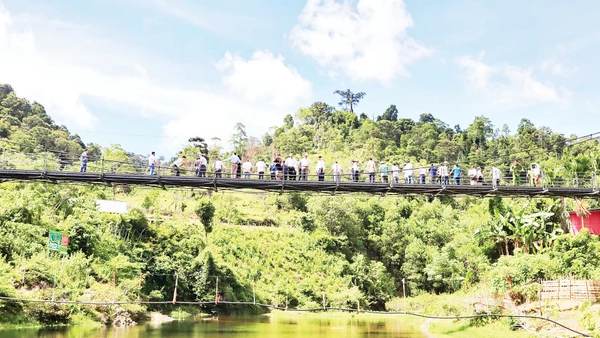 Nhiều đoàn khách đến tham quan, chiêm ngưỡng cá mát được bảo vệ trên suối Nặm Cướm. Ảnh: Bé Vinh