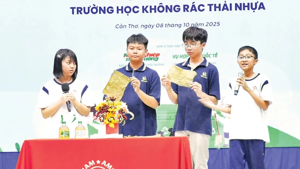 Học sinh Trường trung học phổ thông Việt-Mỹ giới thiệu các sản phẩm tái chế từ rác thải. Ảnh: Mỹ Ly