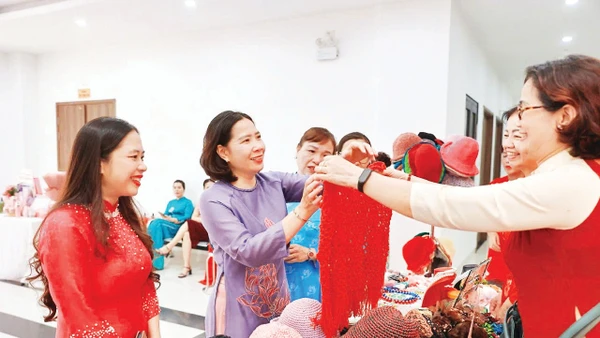 Chủ tịch Hội Liên hiệp Phụ nữ TP Hà Nội Lê Kim Anh thăm quan gian hàng của Tổ phụ nữ khuyết tật tự lực phường Khương Đình.