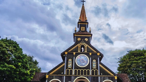 Mặt trước Nhà thờ gỗ Kon Tum.