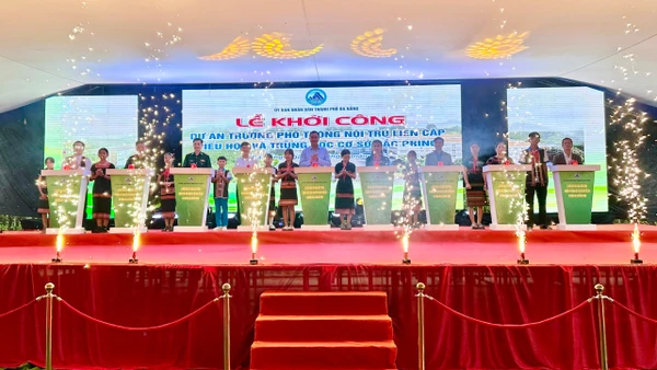Nghi thức bấm nút khởi công dự án Trường phổ thông nội trú liên cấp Tiểu học và Trung học cơ sở Đắc Pring.