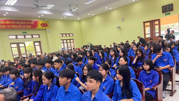 Đoàn thanh niên phường Trần Lãm tại lớp học trực tuyến “Bình dân học vụ số”.