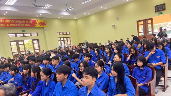 Đoàn thanh niên phường Trần Lãm tại lớp học trực tuyến “Bình dân học vụ số”.