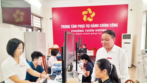 Cán bộ Trung tâm Phục vụ hành chính công phường Thiên Hương hướng dẫn người dân thực hiện thủ tục hành chính.