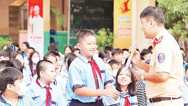 Lực lượng Công an Thành phố Hồ Chí Minh phổ biến, giáo dục về trật tự, an toàn giao thông cho học sinh. Ảnh: THẠC HIẾU.