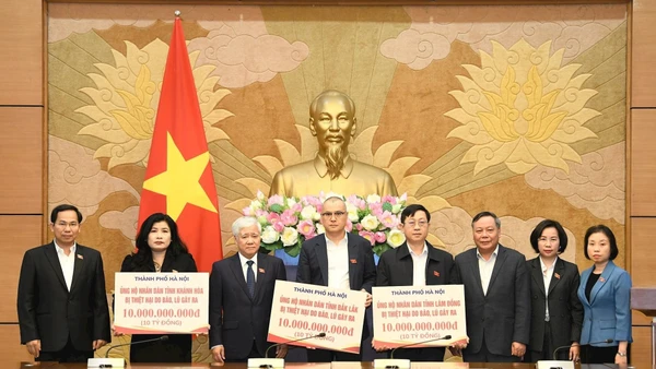 Phó Bí thư Thường trực Thành ủy Hà Nội Nguyễn Văn Phong trao kinh phí hỗ trợ cho các tỉnh: Đắk Lắk, Lâm Đồng, Khánh Hòa.