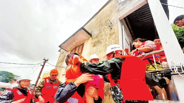 Cán bộ, chiến sĩ Nhà máy Z753 cứu giúp người dân Khánh Hòa ra khỏi vùng ngập sâu.