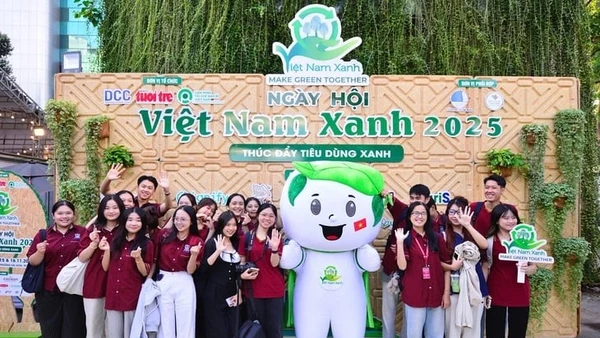 Các bạn trẻ Trường đại học Nguyễn Tất Thành hào hứng tham gia ngày hội.