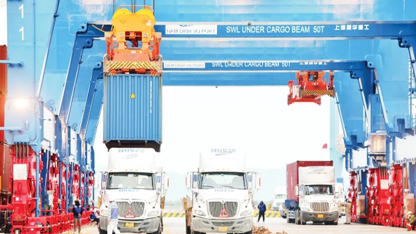 Hoạt động tại cảng nước sâu Nam Đình Vũ (Hải Phòng). Ảnh: Khiếu Minh