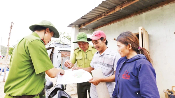 Cán bộ công an, kiểm lâm tuyên truyền pháp luật tại địa bàn.
