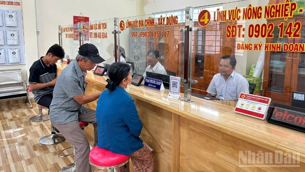 Người dân đến Trung tâm Phục vụ hành chính công xã Mỹ Lợi làm hồ sơ, giấy tờ. (Ảnh SỰ-AN)