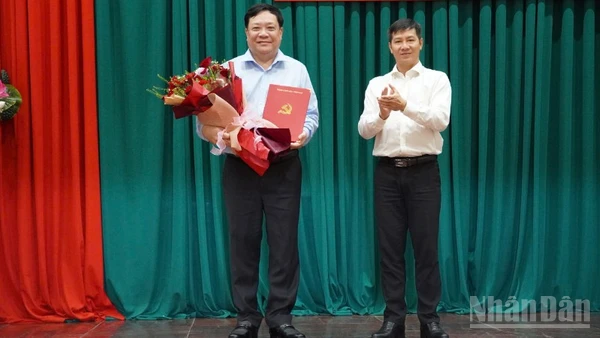 Đồng chí Phạm Thành Ngại (bên trái) nhận Quyết định giữ chức Phó Bí thư Tỉnh ủy Đồng Tháp, nhiệm kỳ 2025-2030.