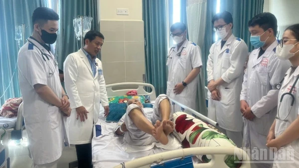 Các bác sĩ Bệnh viện đa khoa Tiền Giang đến thăm khám cho bệnh nhân Đinh Thị C.