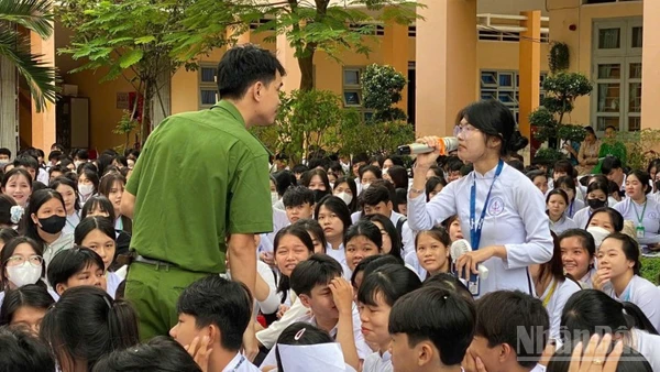  Buổi tuyên truyền về an toàn giao thông và phòng tránh bạo lực học đường tại Trường Trung học phổ thông Lê Thanh Hiền. 