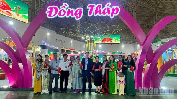 Gian hàng của tỉnh Đồng Tháp tại Hội chợ Mùa Thu lần thứ nhất - 2025.