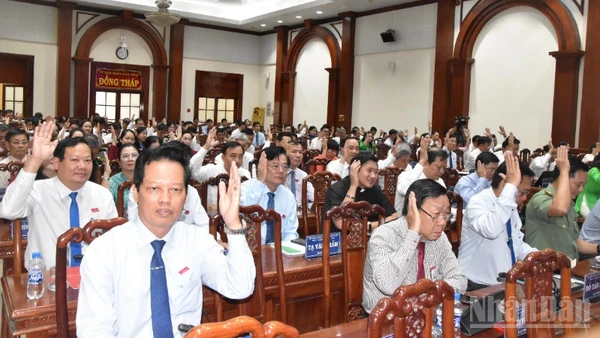 Các đại biểu biểu quyết thông qua dự thảo nghị quyết tại kỳ họp.