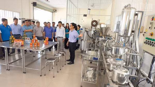 Đại biểu tham quan khu vực chế biến các sản phẩm nông nghiệp. 