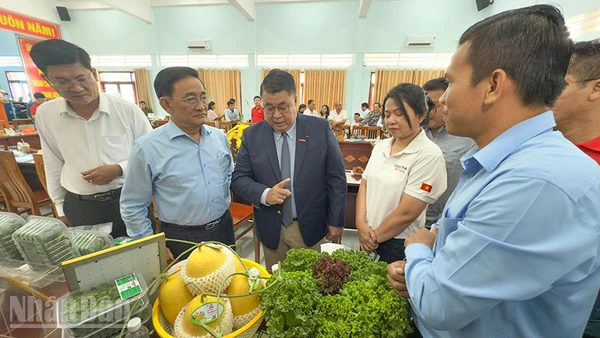 Lãnh đạo Sở Công thương tỉnh Vĩnh Long và GO! tham quan sản phẩm OCOP. 