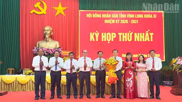 Bí thư Tỉnh ủy Vĩnh Long Trần Văn Lâu chúc mừng lãnh đạo Hội đồng nhân dân tỉnh Vĩnh Long. 