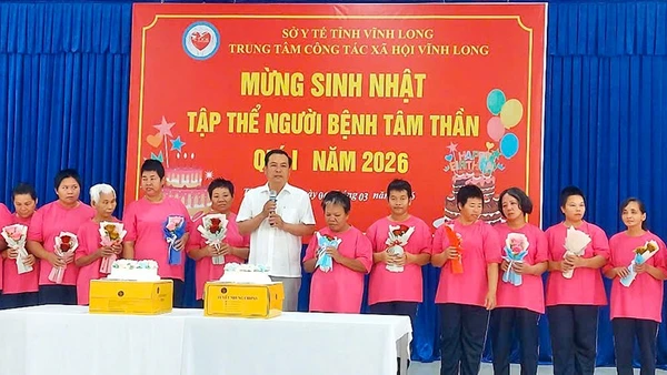 Tổ chức sinh nhật tập thể cho người bị bệnh tâm thần ở Trung tâm công tác xã hội Vĩnh Long. 