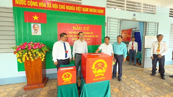 Chủ tịch Ủy ban nhân dân tỉnh Vĩnh Long chứng kiến cử tri tham gia bầu những lá phiếu đầu tiên. 