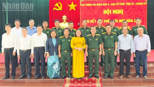 Đại biểu tham dự hội nghị chụp ảnh lưu niệm. 