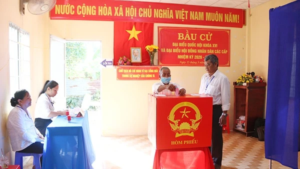 Cử tri người dân tộc Khmer, ấp Hòa Lạc A, bỏ phiếu bầu tại Khu vực bỏ phiếu số 20, xã Song Lộc, tỉnh Vĩnh Long. 
