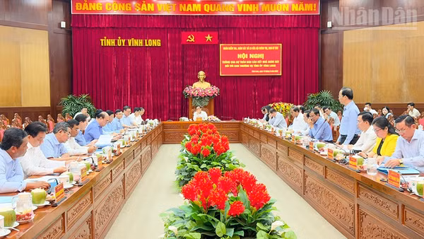 Quang cảnh buổi làm việc. 