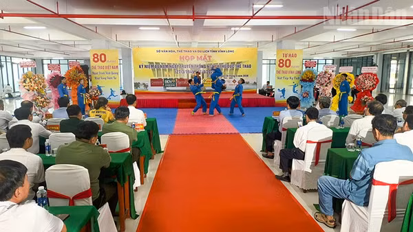 Các vận động viên biểu diễn võ thuật. 