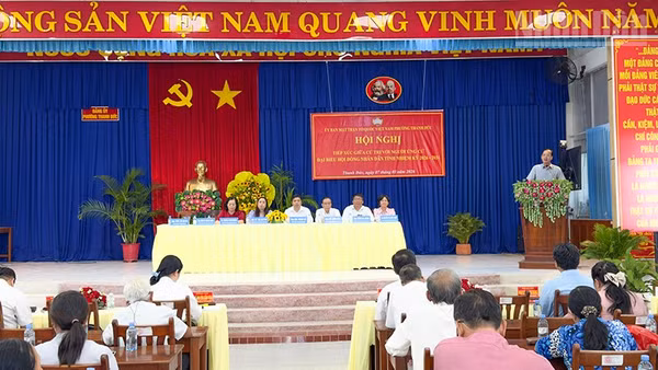 Ứng cử viên tiếp xúc cử tri đang thể hiện chương trình hành động của mình. 