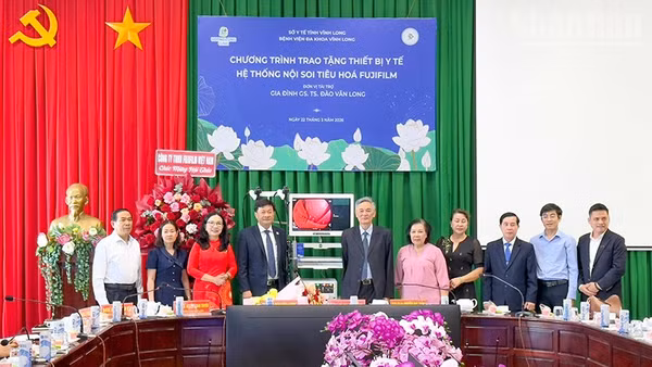 Lễ tiếp nhận hệ thống nội soi tiêu hóa. 