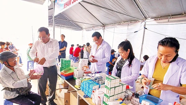 Khám, chữa bệnh miễn phí cho đoàn viên, công nhân lao động và người dân có hoàn cảnh khó khăn trên địa bàn phường Tân Ninh, Tây Ninh.