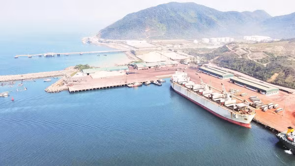 Hệ thống cảng biển nước sâu đã và đang trở thành lợi thế thu hút đầu tư vào Hà Tĩnh. 