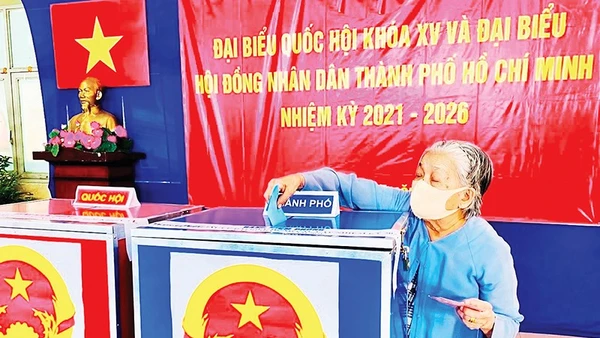 Cử tri đi bỏ phiếu bầu đại biểu Quốc hội khóa XV và đại biểu Hội đồng nhân dân Thành phố Hồ Chí Minh nhiệm kỳ 2021-2026.