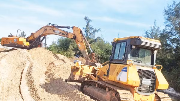Tại xã Sen Ngư, không khí thi công hối hả với mục tiêu đưa dự án vượt kế hoạch đề ra.