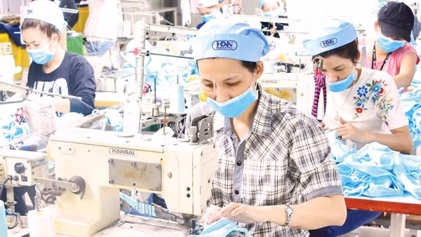 Công nhân làm việc tại công xưởng của Công ty cổ phần Dệt-May Huế.