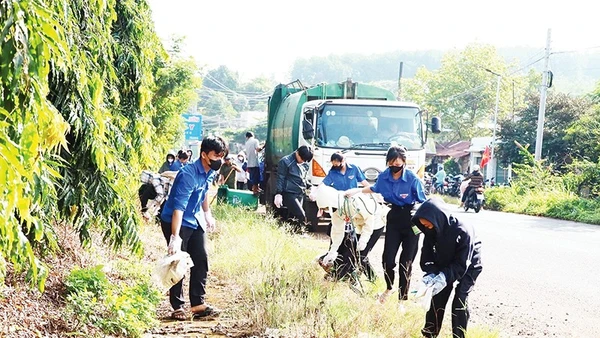 Đoàn Thanh niên xã Nha Bích, tỉnh Đồng Nai chung tay thu gom rác thải, vệ sinh môi trường.