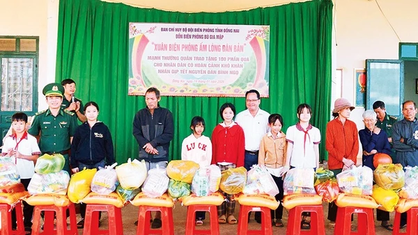 Bộ đội Biên phòng tỉnh Đồng Nai trao quà tặng nhân dân xã Bù Gia Mập.