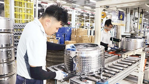 Sản xuất tại Nhà máy Công ty TNHH điện máy AQUA Việt Nam, Khu công nghiệp Biên Hòa 2.