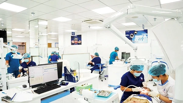 Người cao tuổi được chăm sóc tại Trung tâm răng hàm mặt kỹ thuật cao (Bệnh viện Thống Nhất).