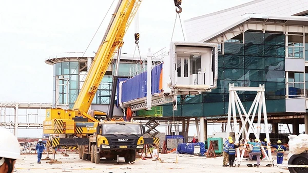 Thi công hạng mục lắp ống lồng nhà ga hành khách sân bay Long Thành.