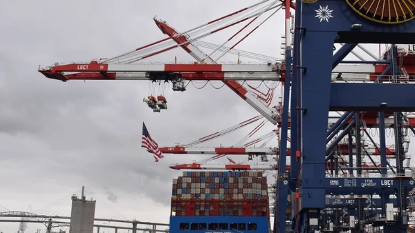 Một cảng hàng hóa tại California, Mỹ.