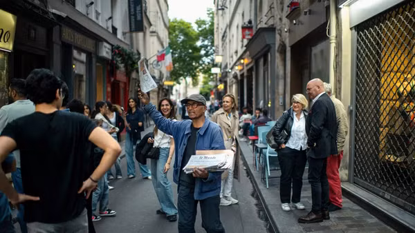 Ali Akbar đã dành nửa thế kỷ gắn bó với nghề bán báo dạo ở thủ đô nước Pháp.