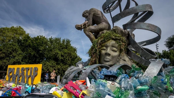 Tác phẩm “The Thinker’s Burden” của nghệ sĩ Canada Benjamin Von Wong bên ngoài trụ sở Liên hợp quốc tại Geneva.