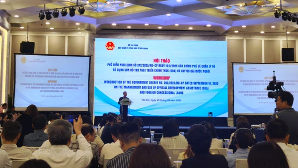 Toàn cảnh Hội thảo phổ biến Nghị định số 242/2025/NĐ-CP do Chính phủ ban hành ngày 10/9/2025, do Bộ Tài chính tổ chức vào sáng 26/9.