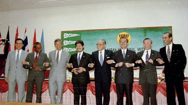 Bộ trưởng Ngoại giao Nguyễn Mạnh Cầm (thứ hai, từ phải sang), Tổng Thư ký ASEAN và các Bộ trưởng Ngoại giao ASEAN tại cuộc họp kết nạp Việt Nam trở thành thành viên chính thức thứ bảy của ASEAN, ngày 28/7/1995, tại Thủ đô Bandar Seri Begawan (Brunei). (Ảnh TTXVN)