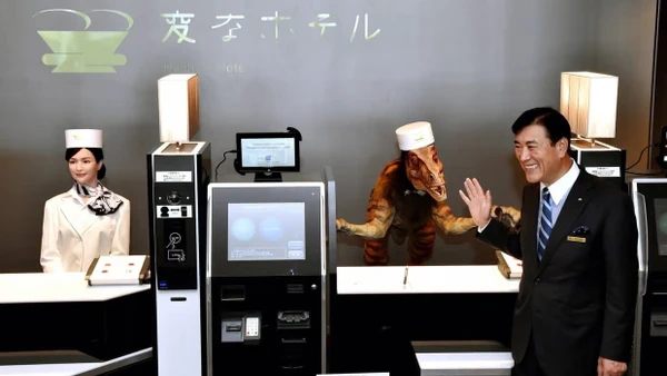 Chủ tịch Hideo Sawada cùng đội ngũ “nhân viên” robot tại khách sạn Henn na ở Nhật Bản.